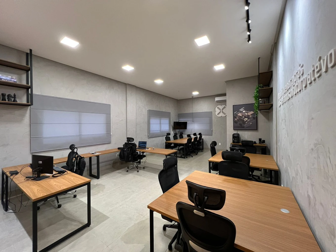 Escritório da ExoStack em Catalão, ambiente de trabalho com a equipe