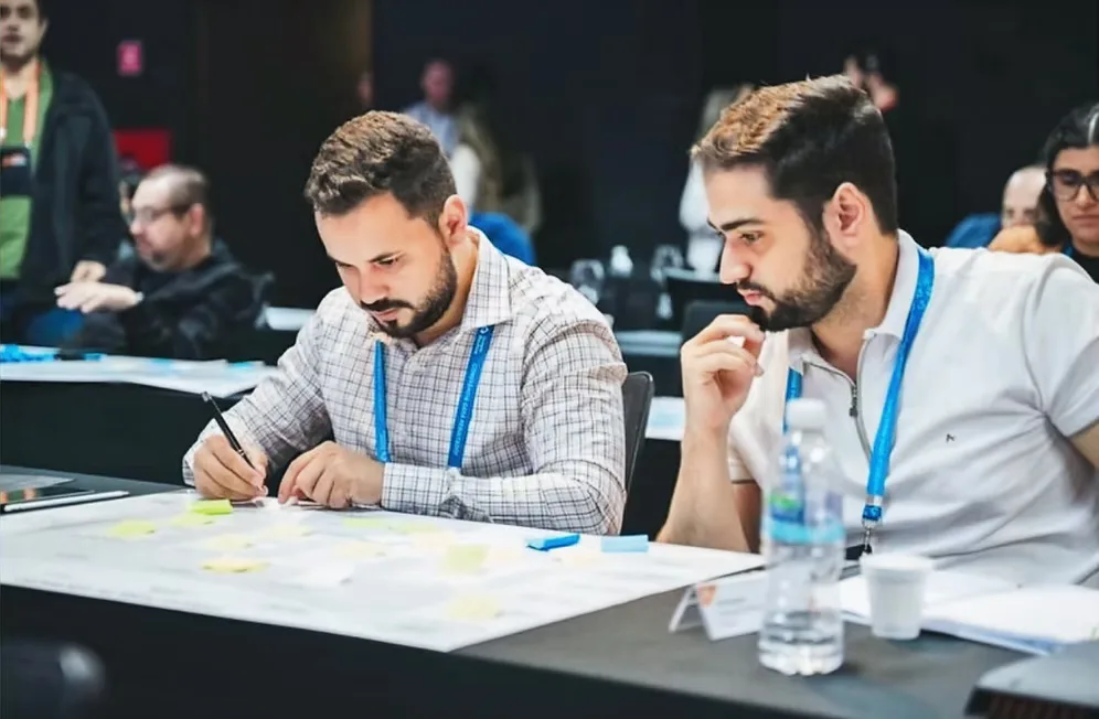 Equipe da ExoStack em uma sessão de trabalho com clientes